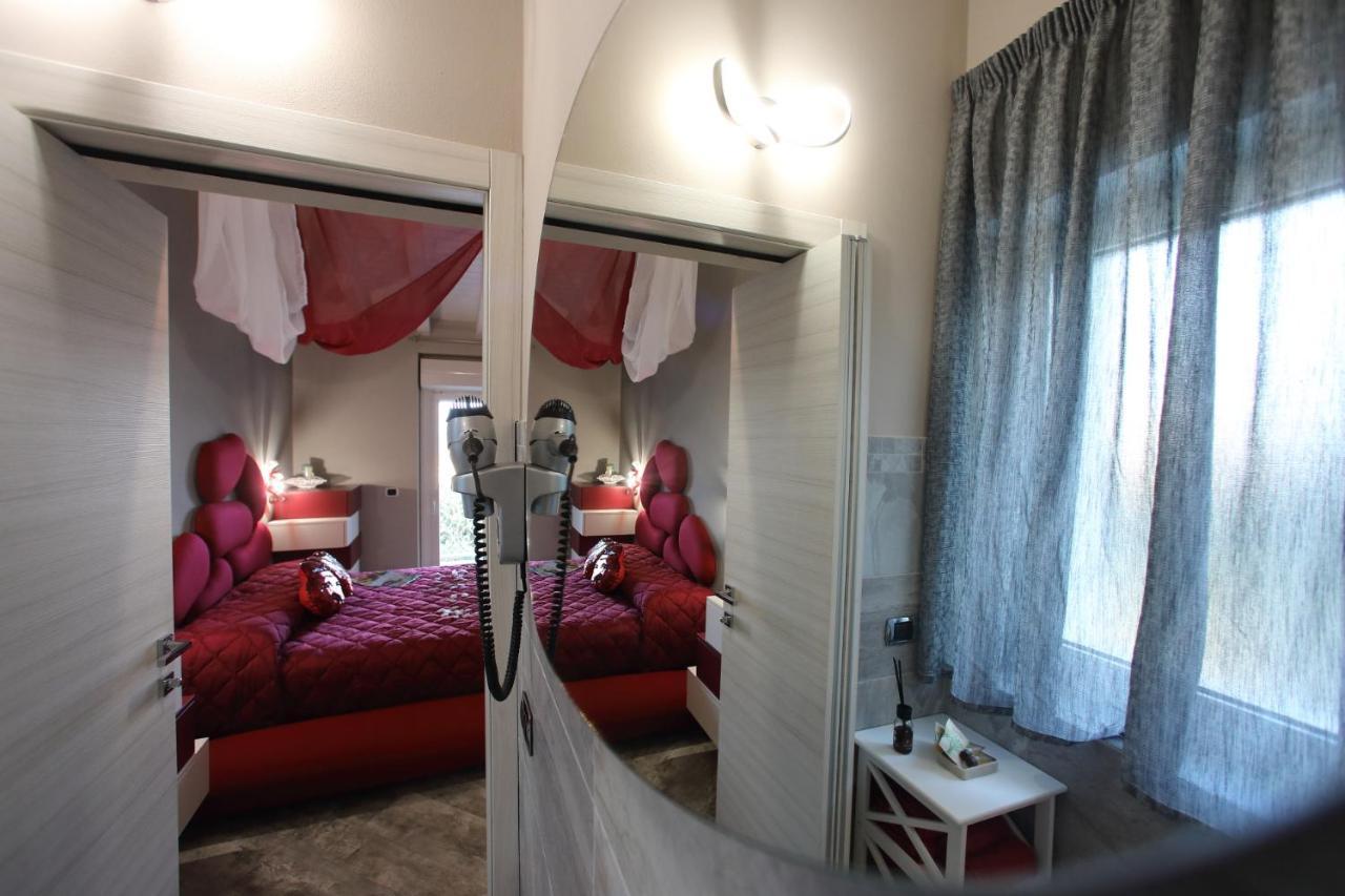 B&B Bellavista Exclusive In Zona Centrale Con Piscina Riscaldata E Jacuzzi Vista Lago Desenzano del Garda Exterior foto