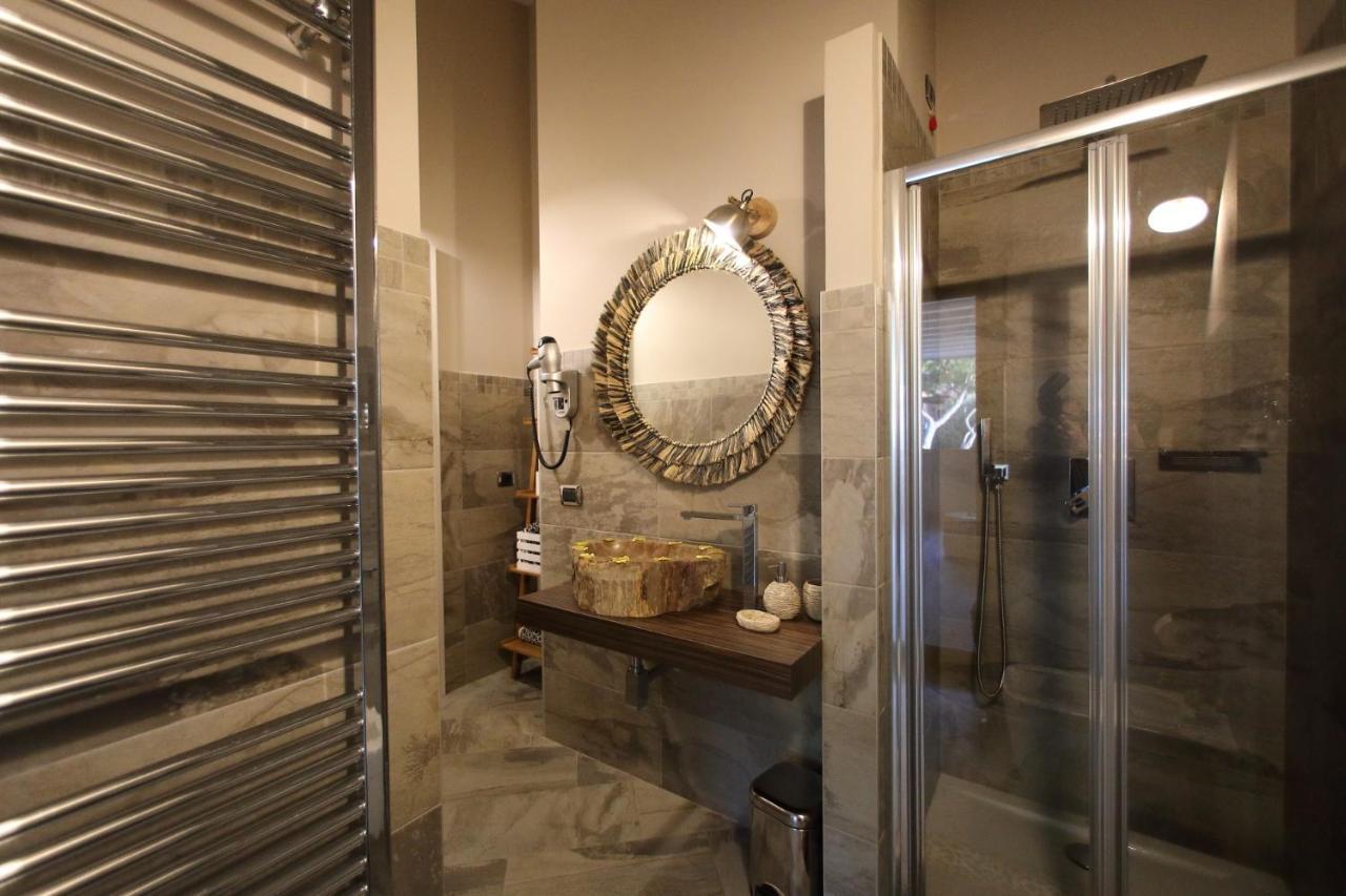 B&B Bellavista Exclusive In Zona Centrale Con Piscina Riscaldata E Jacuzzi Vista Lago Desenzano del Garda Exterior foto