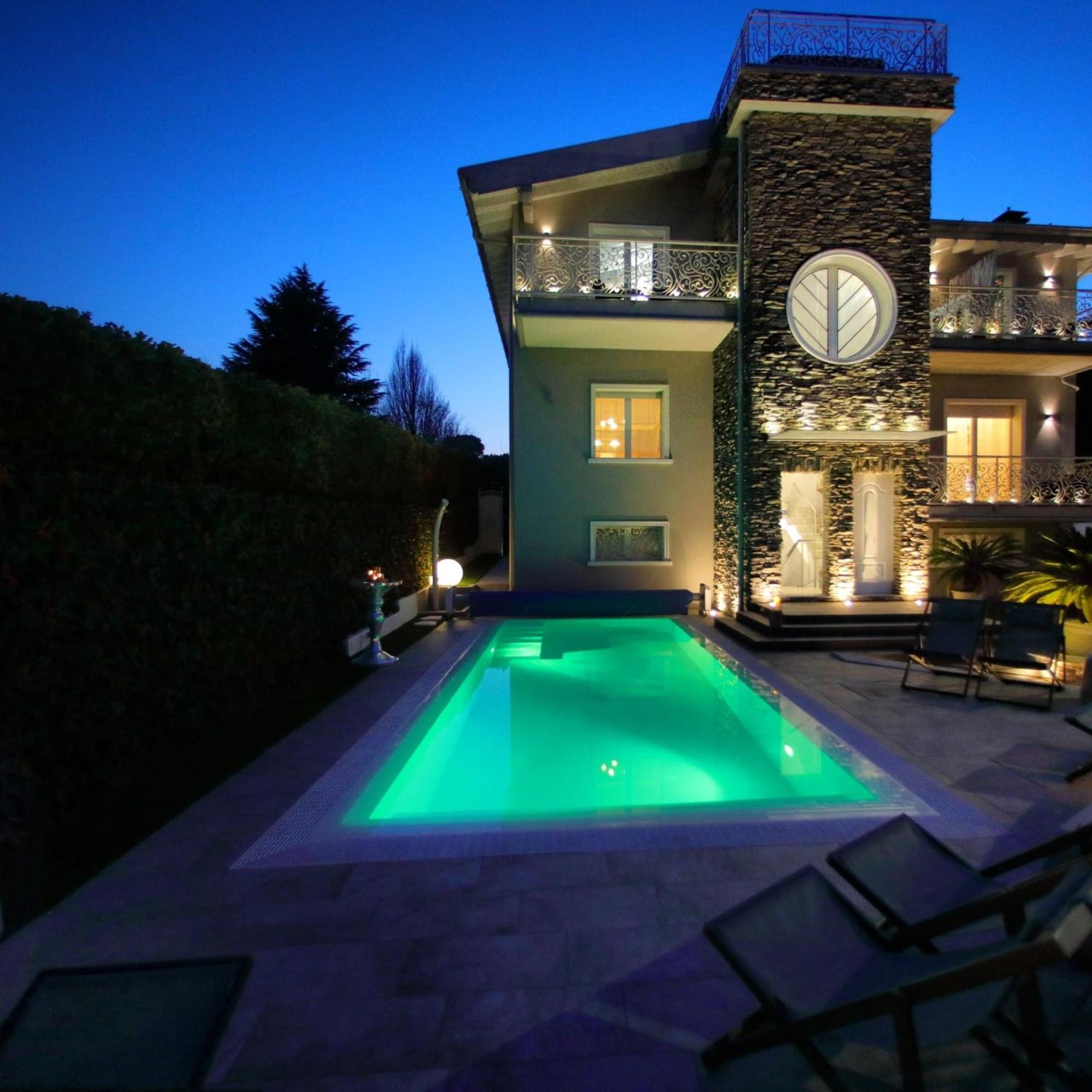 B&B Bellavista Exclusive In Zona Centrale Con Piscina Riscaldata E Jacuzzi Vista Lago Desenzano del Garda Exterior foto